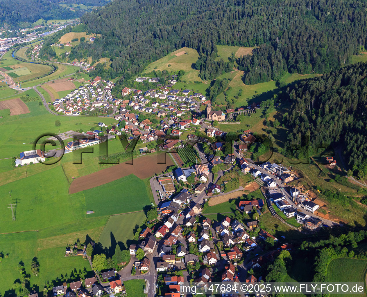 Vue aérienne de Vue de la ville depuis l'est avec l'église Saint-Michel et la ferme fruitière de Wolf à Fischerbach dans le département Bade-Wurtemberg, Allemagne
