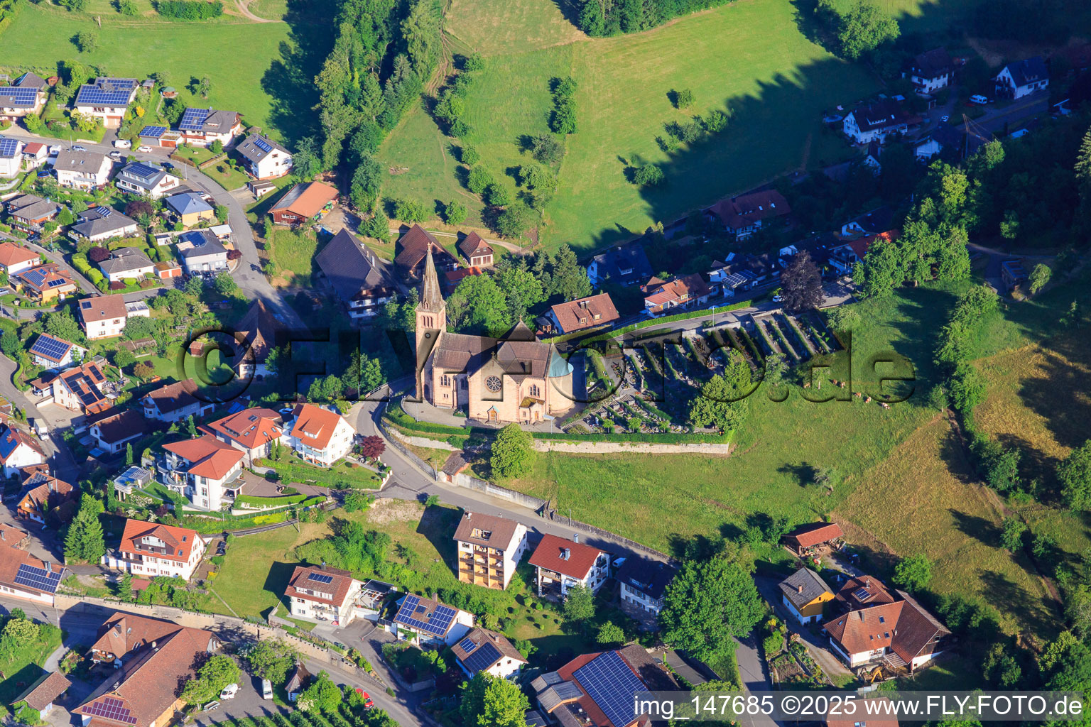 Vue aérienne de Cimetière et église Saint-Michel à Fischerbach dans le département Bade-Wurtemberg, Allemagne