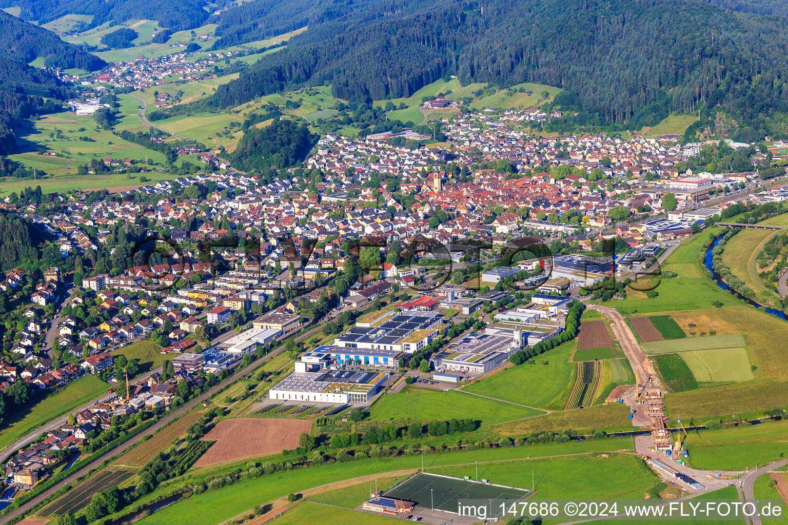 Vue aérienne de Vue de la ville depuis l'est à Haslach im Kinzigtal dans le département Bade-Wurtemberg, Allemagne