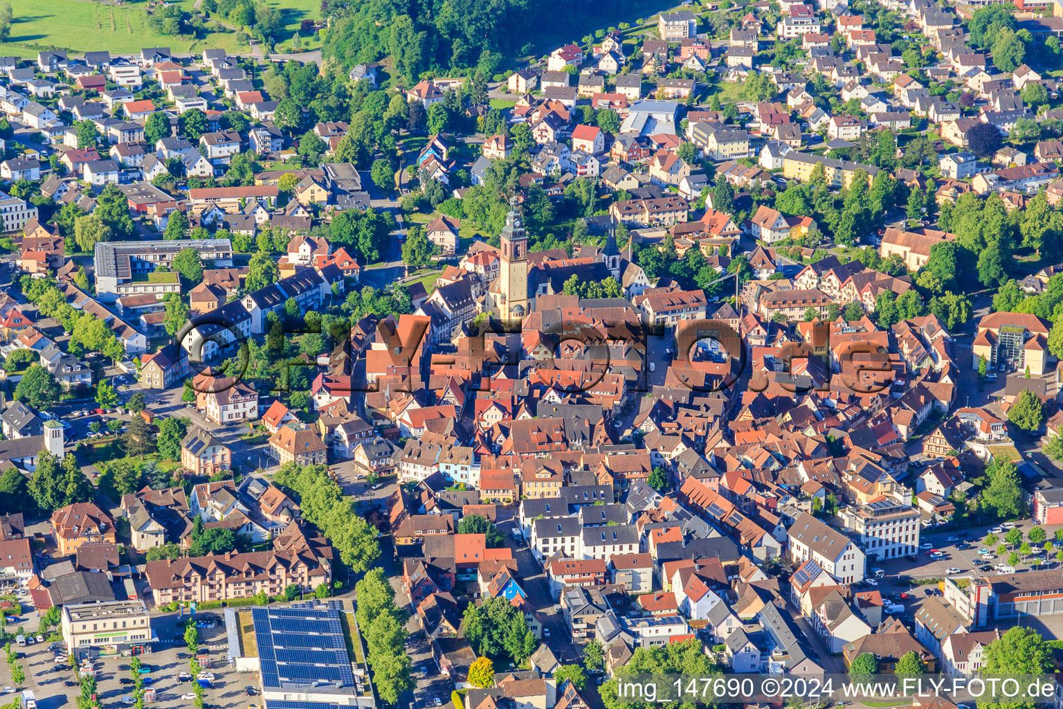 Vue aérienne de Centre-ville historique vu du nord avec l'église Saint-Arbogast à Haslach im Kinzigtal dans le département Bade-Wurtemberg, Allemagne