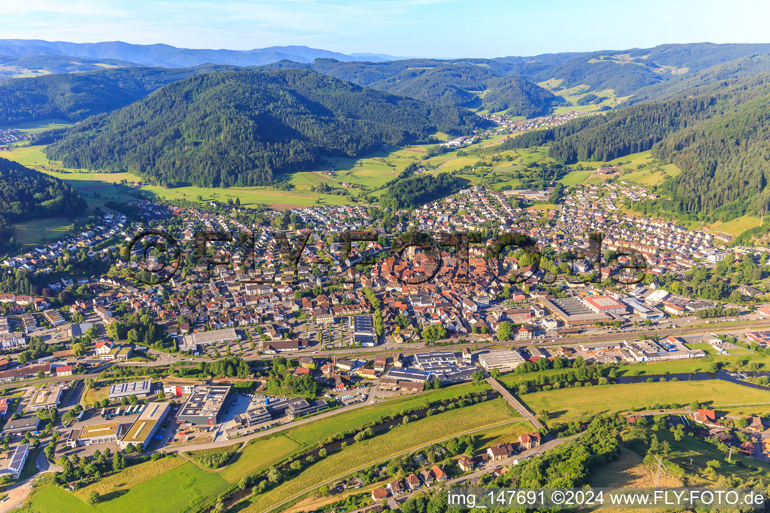 Vue aérienne de Vue d'ensemble de la ville depuis le nord à Haslach im Kinzigtal dans le département Bade-Wurtemberg, Allemagne