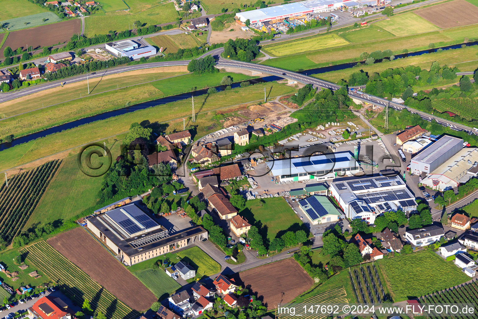 Vue aérienne de Zone industrielle Grünweg au pont de la Kinzig avec Mabetec Painting and Varnishing Technology GmbH, mabetec Coating Technology GmbH, Spengler Roofing and Concrete Plant Mall GmbH à le quartier Bollenbach in Haslach im Kinzigtal dans le département Bade-Wurtemberg, Allemagne