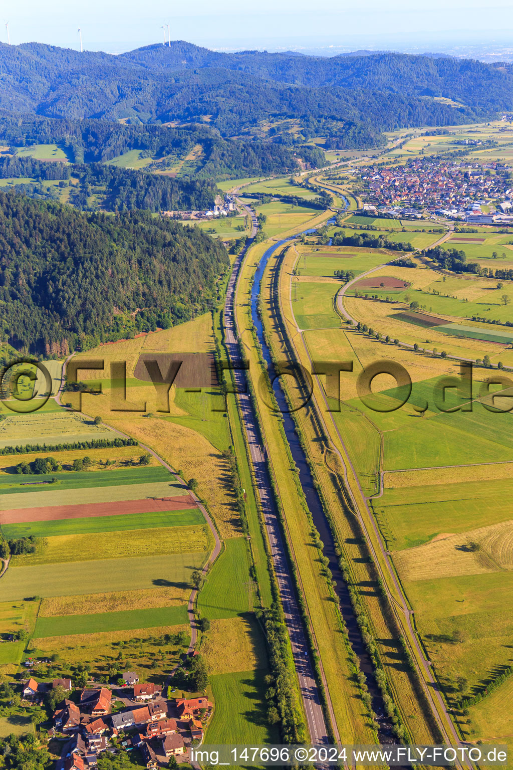 Vue aérienne de Parcours rectiligne de la B33 parallèle à la rivière Kinzig et à la ligne de chemin de fer au nord-ouest jusqu'à Biberach à Steinach dans le département Bade-Wurtemberg, Allemagne