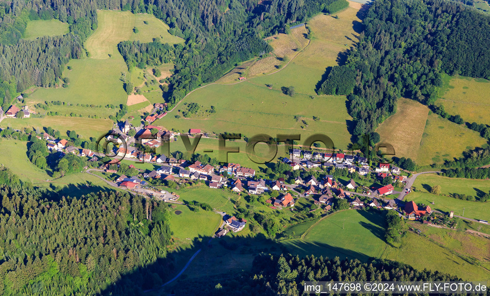 Vue aérienne de Vue du village depuis l'est à le quartier Prinzbach in Biberach dans le département Bade-Wurtemberg, Allemagne