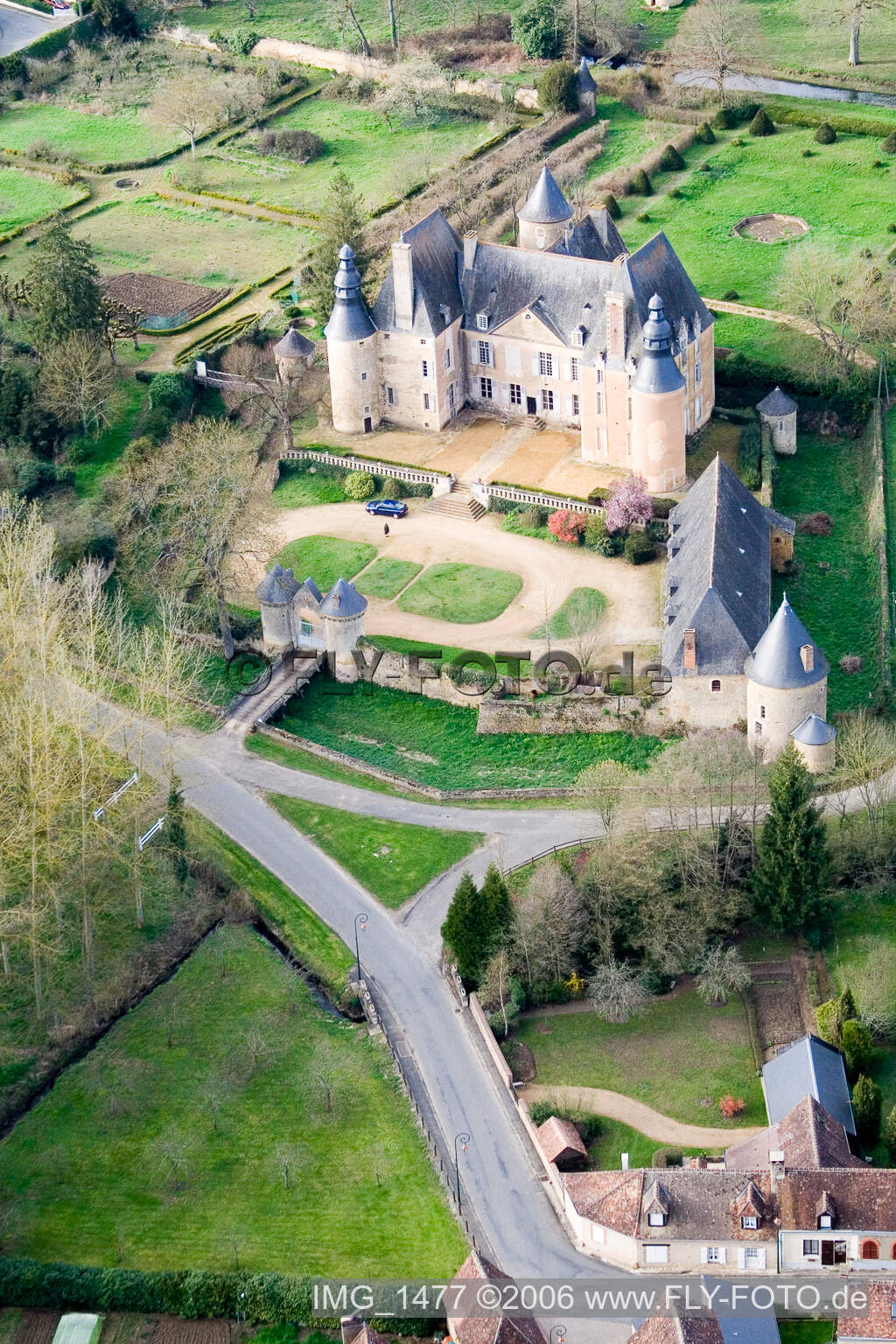 Vue aérienne de Sarthe, Semure en Vallon, Le Château à Semur-en-Vallon dans le département Sarthe, France