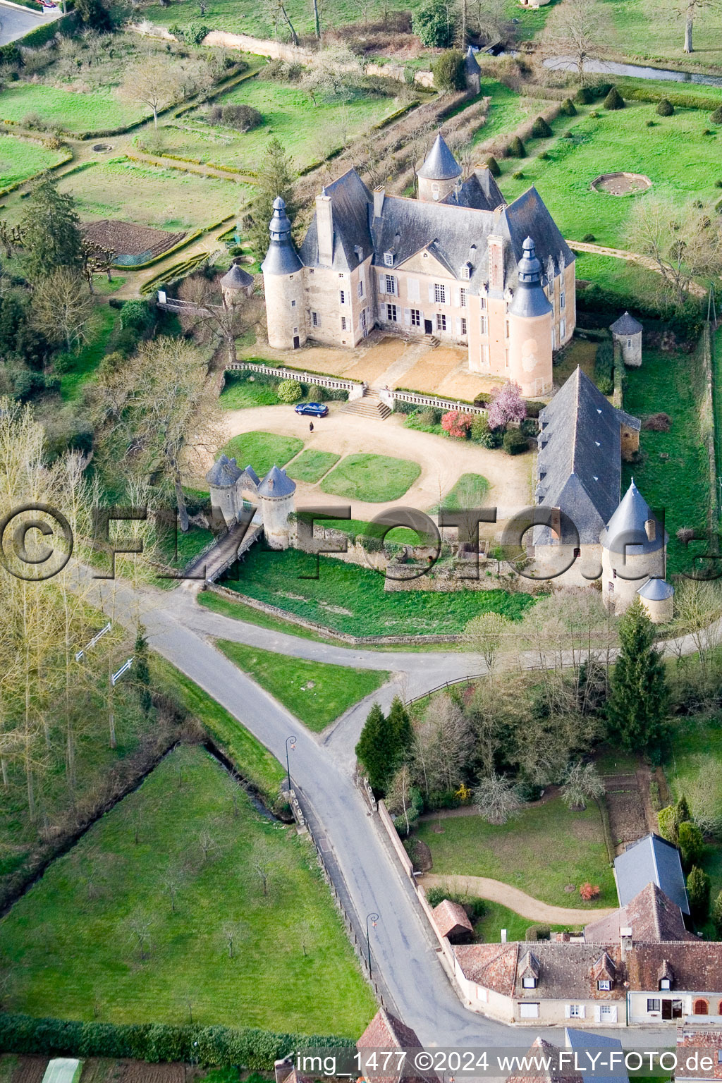 Vue aérienne de Sarthe, Semure en Vallon, Le Château à Semur-en-Vallon dans le département Sarthe, France