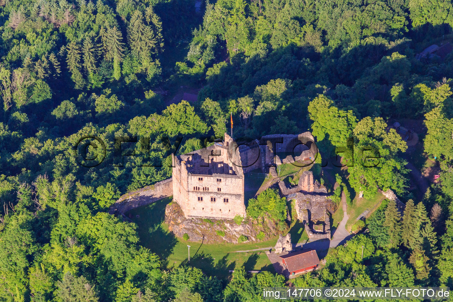 Vue aérienne de Ruines du château de Hohengeroldseck sur le Schloßberg depuis le nord-est à Seelbach dans le département Bade-Wurtemberg, Allemagne