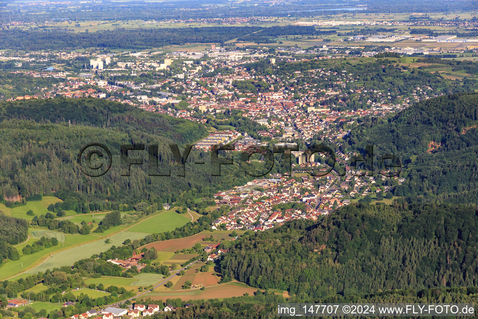 Vue aérienne de Vue du Schuttertal depuis le sud-est à le quartier Kuhbach in Lahr dans le département Bade-Wurtemberg, Allemagne