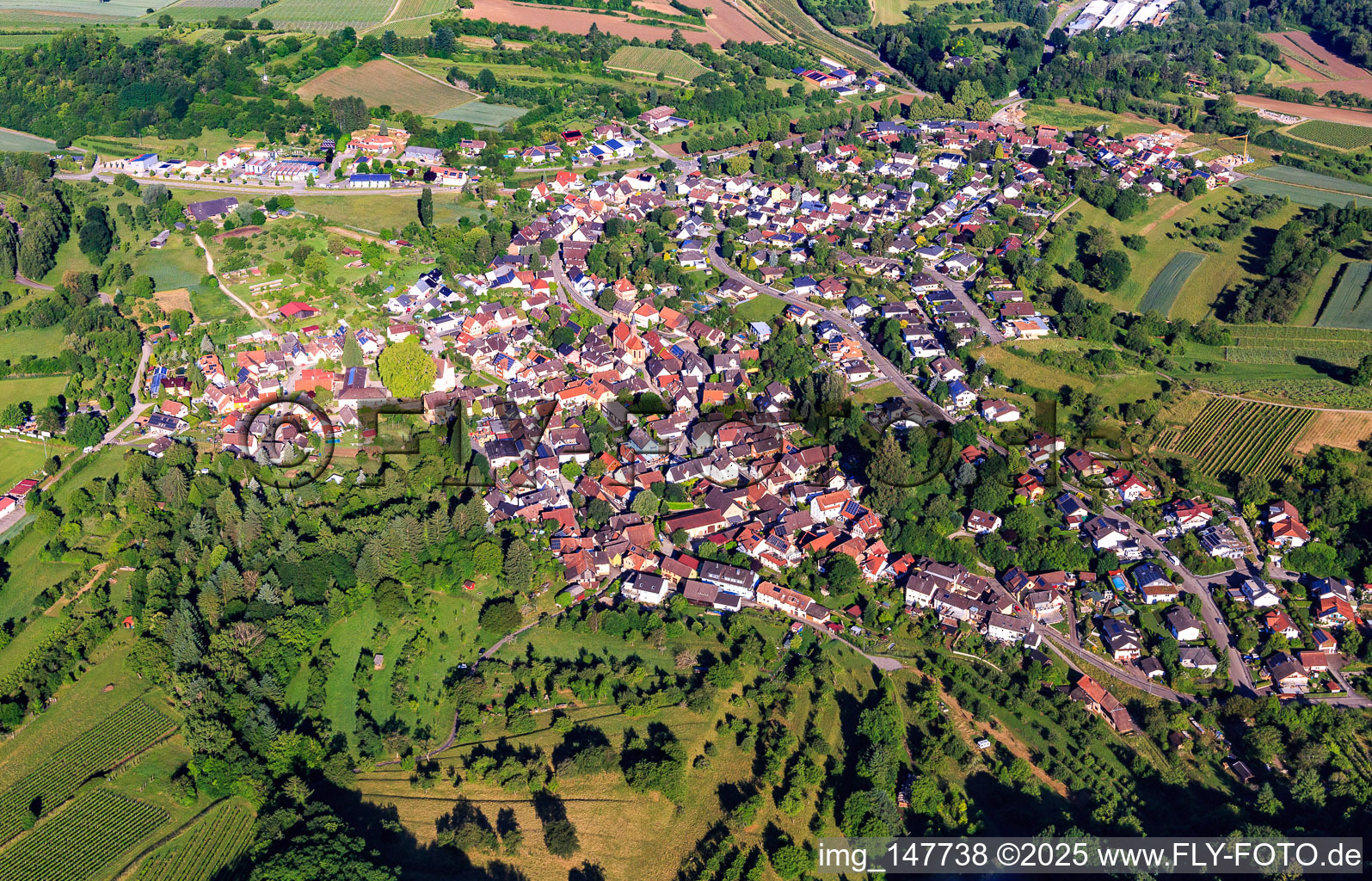 Vue aérienne de Vue de la ville depuis l'est à le quartier Schmieheim in Kippenheim dans le département Bade-Wurtemberg, Allemagne