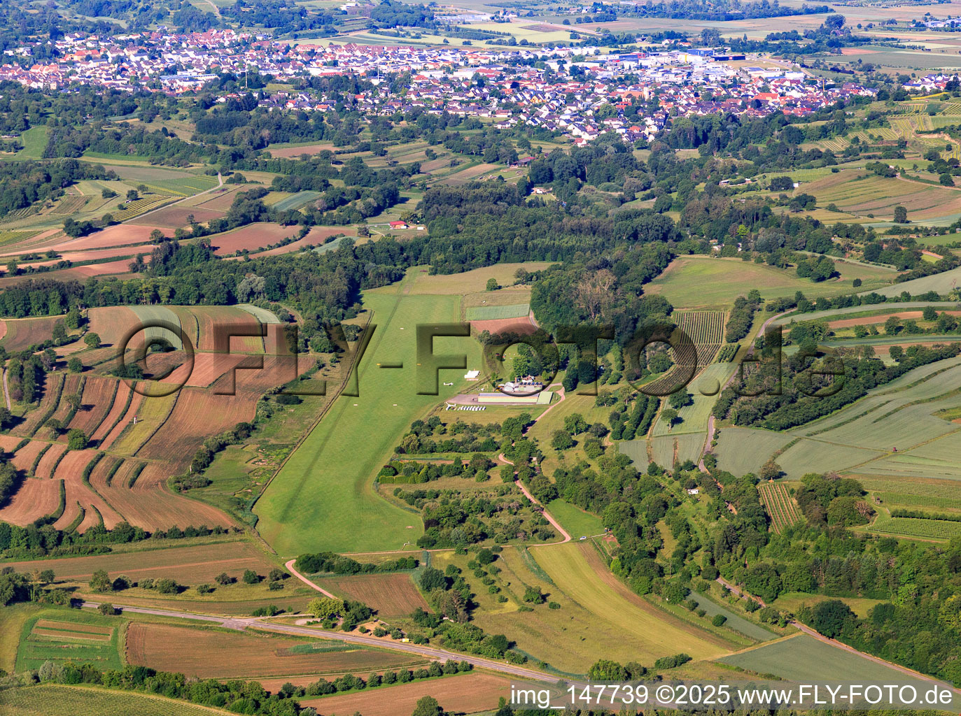 Vue aérienne de Piste 25 de l'aéroport d'Altdorf-Wallburg à le quartier Wallburg in Ettenheim dans le département Bade-Wurtemberg, Allemagne