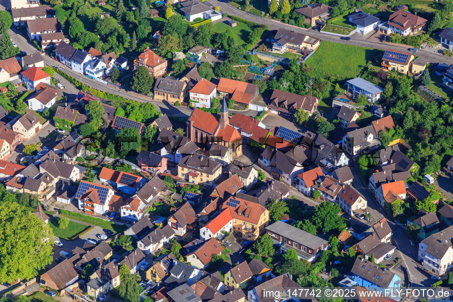 Vue aérienne de Église Saint-Marc à le quartier Schmieheim in Kippenheim dans le département Bade-Wurtemberg, Allemagne