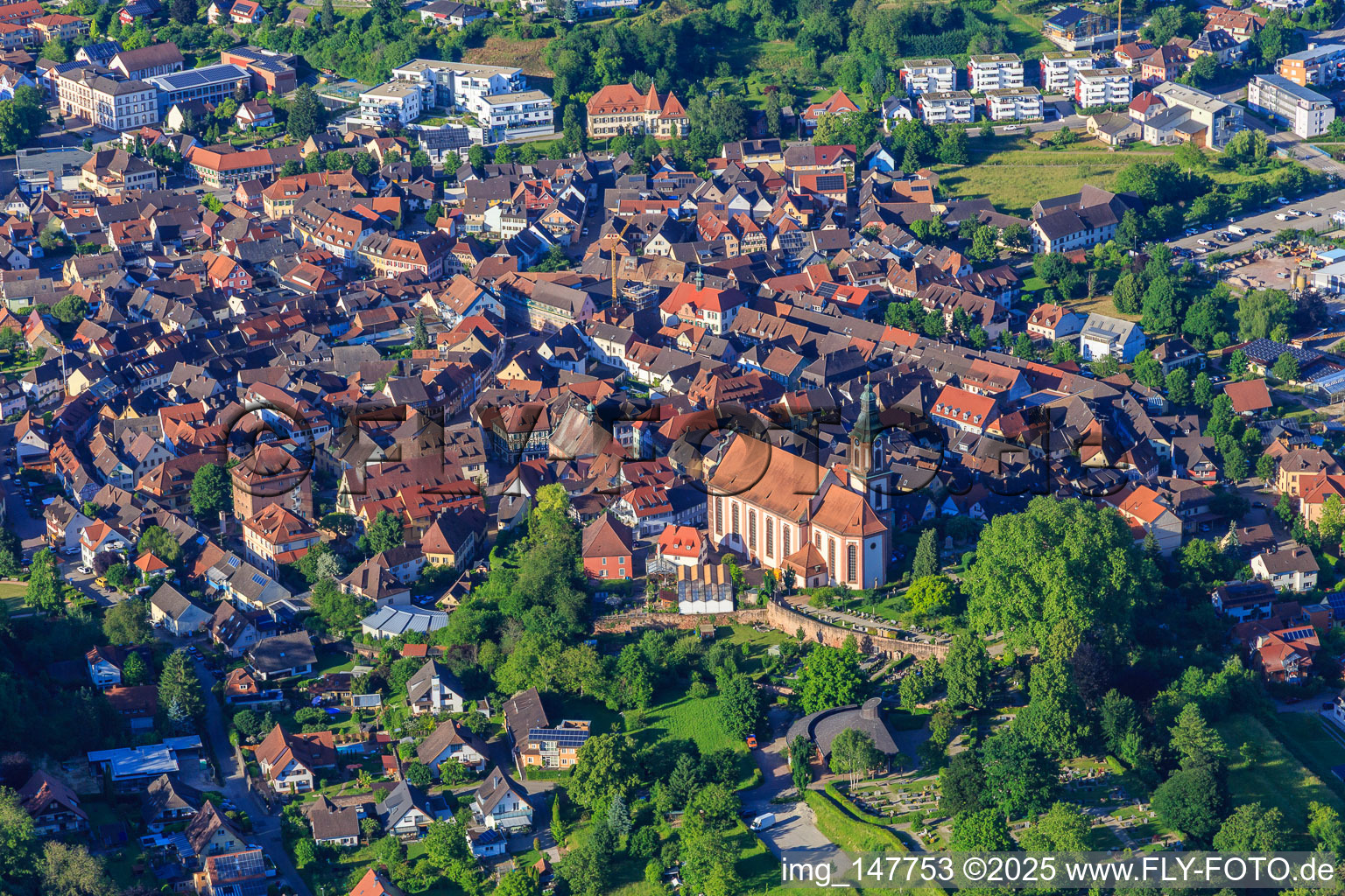 Vue aérienne de Vieille ville baroque derrière l'église Saint-Barthélemy à Ettenheim dans le département Bade-Wurtemberg, Allemagne