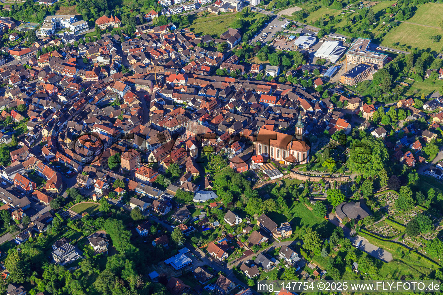 Photographie aérienne de Vieille ville baroque derrière l'église Saint-Barthélemy à Ettenheim dans le département Bade-Wurtemberg, Allemagne