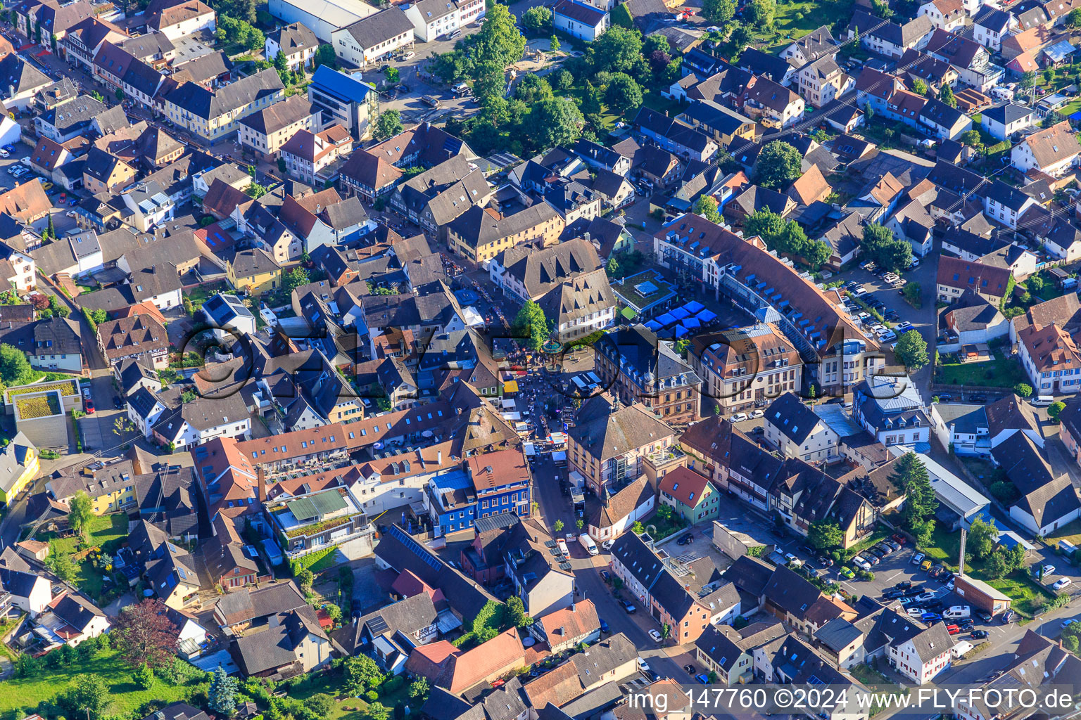 Vue aérienne de Place du marché avec fête de la ville à Herbolzheim dans le département Bade-Wurtemberg, Allemagne