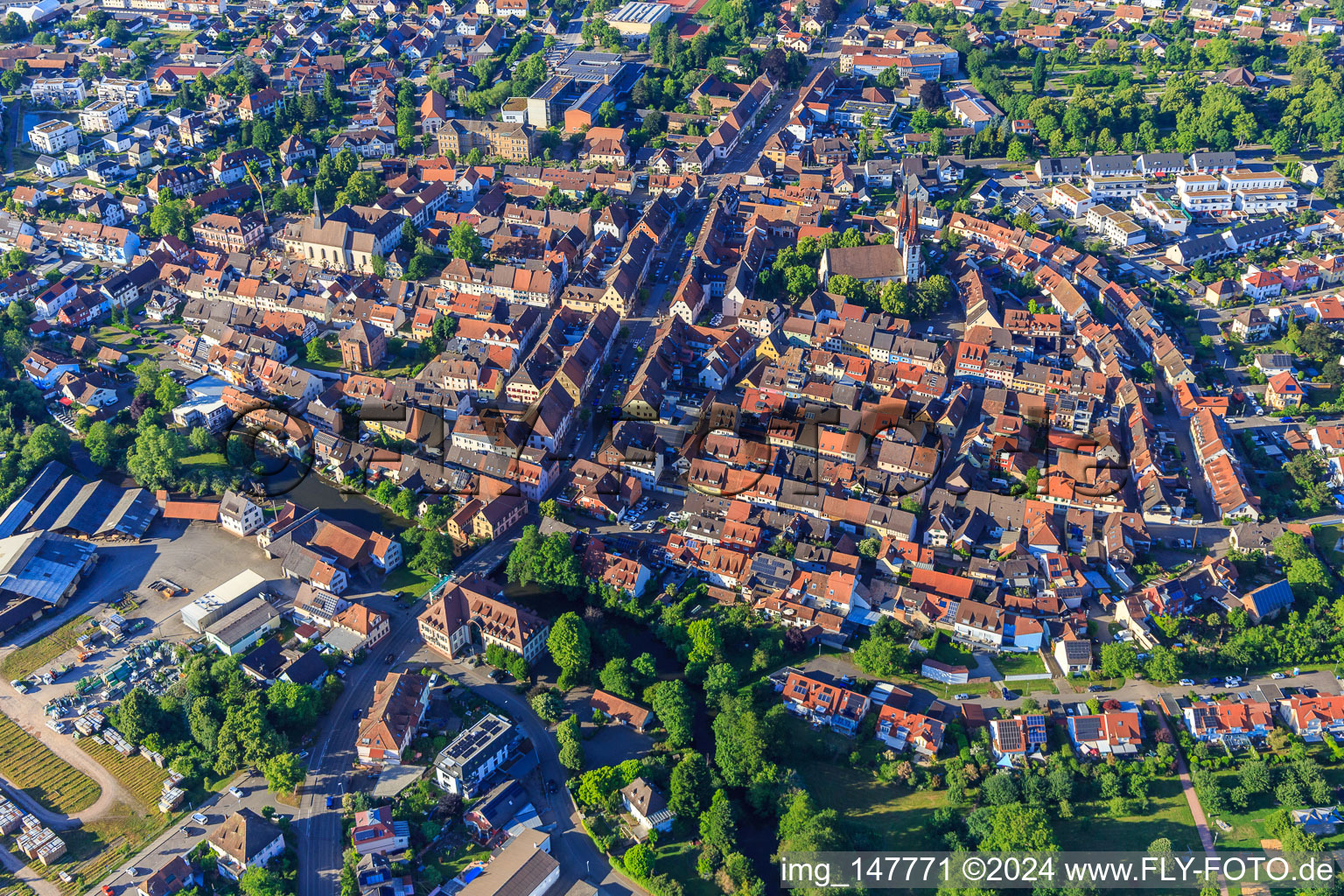 Vue aérienne de Cercle supérieur et inférieur et rue principale depuis le sud à le quartier Wonnental in Kenzingen dans le département Bade-Wurtemberg, Allemagne