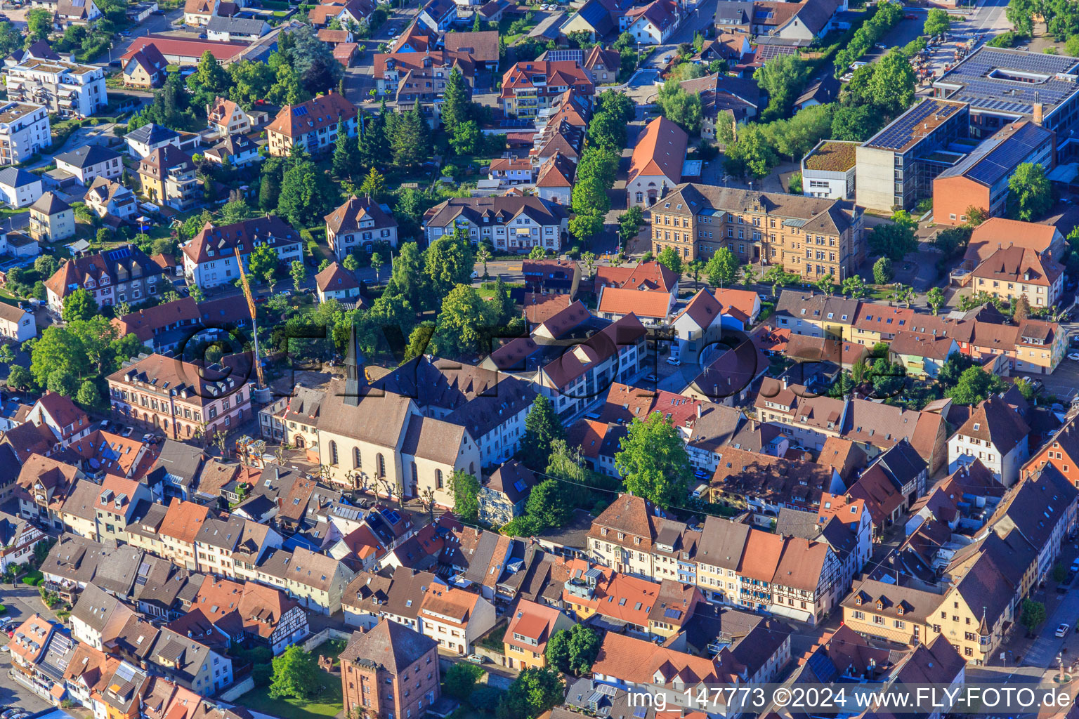 Vue aérienne de Église évangélique Kenzingen et école primaire de la Kleine Elz Kenzingen à le quartier Wonnental in Kenzingen dans le département Bade-Wurtemberg, Allemagne