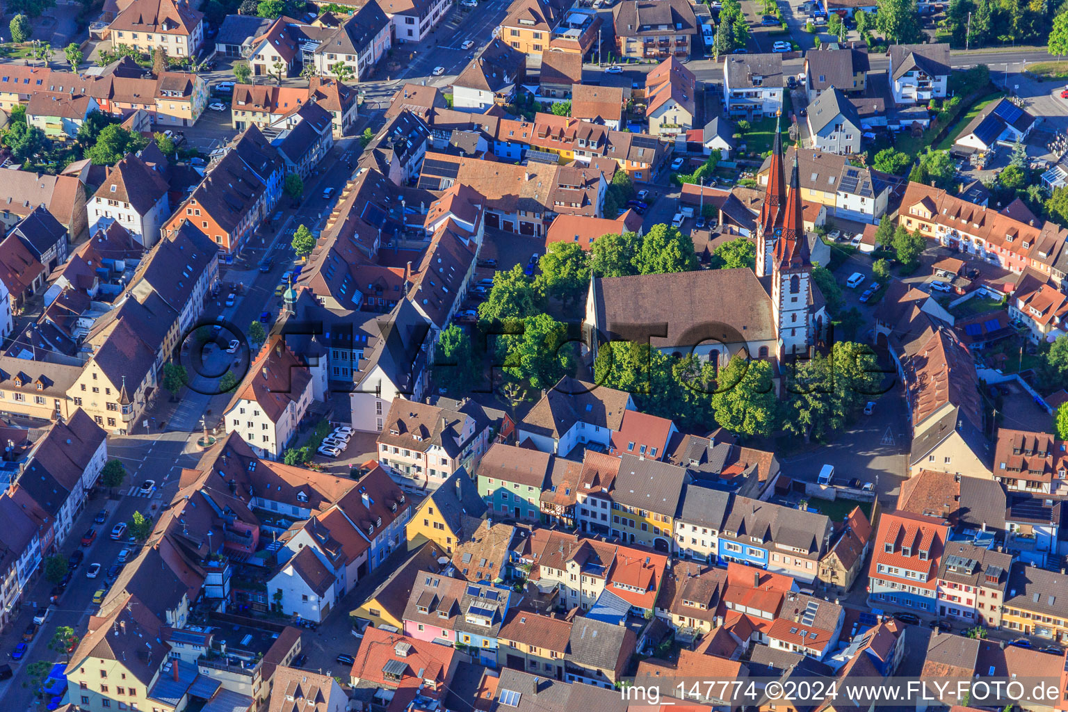 Vue aérienne de Église Saint-Laurent à le quartier Wonnental in Kenzingen dans le département Bade-Wurtemberg, Allemagne