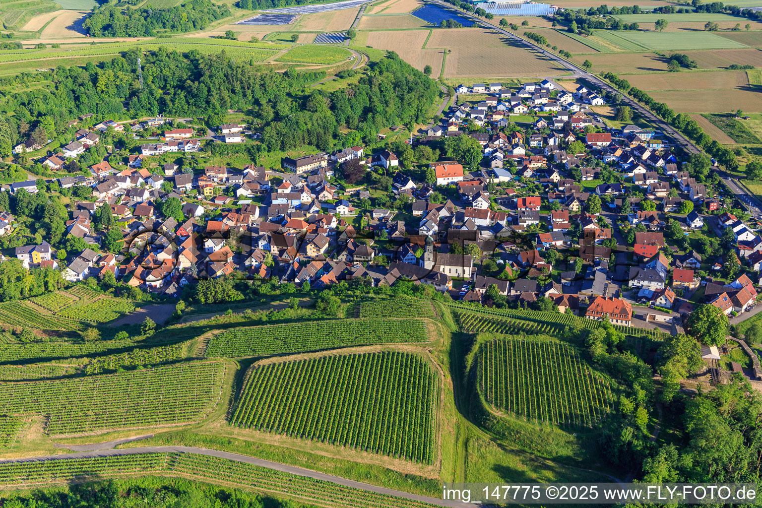 Vue aérienne de Village viticole au pied des vignes du nord à le quartier Hecklingen in Kenzingen dans le département Bade-Wurtemberg, Allemagne