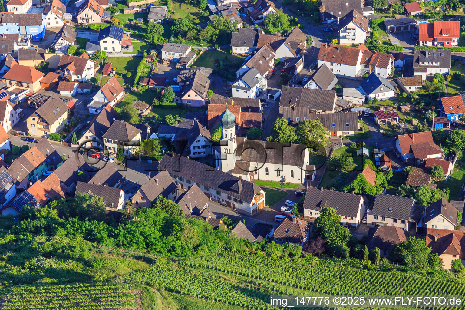Vue aérienne de Église Saint-André à le quartier Hecklingen in Kenzingen dans le département Bade-Wurtemberg, Allemagne