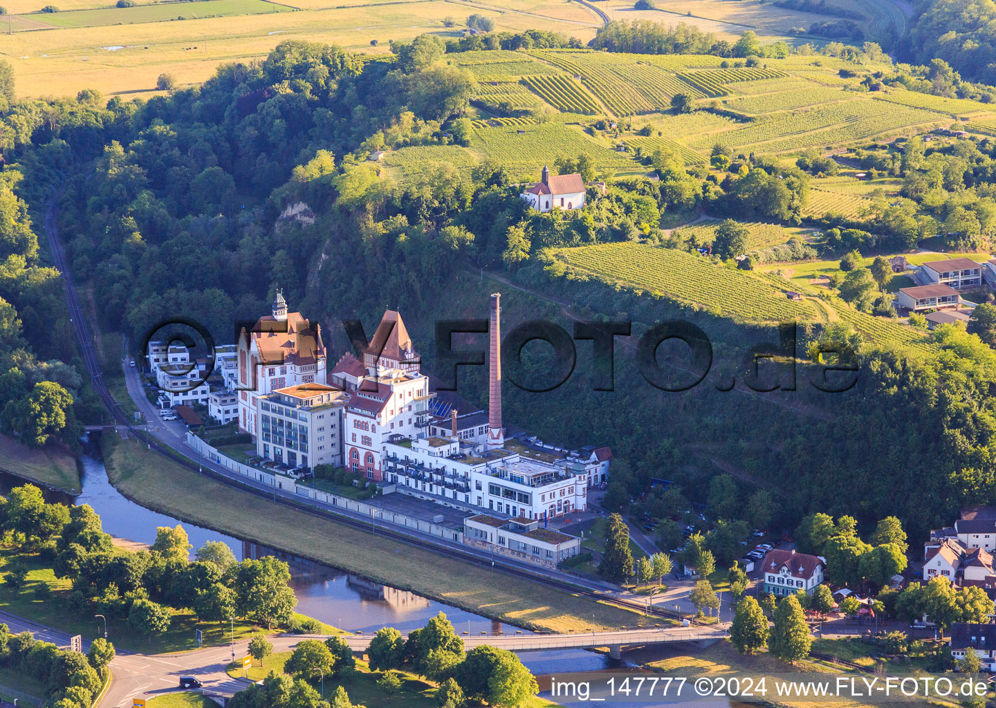 Vue aérienne de Ancienne brasserie Riegeler sur l'Elz avec galerie d'art Messmer et Römerbräu Riegel - Brasserie à Riegel am Kaiserstuhl dans le département Bade-Wurtemberg, Allemagne