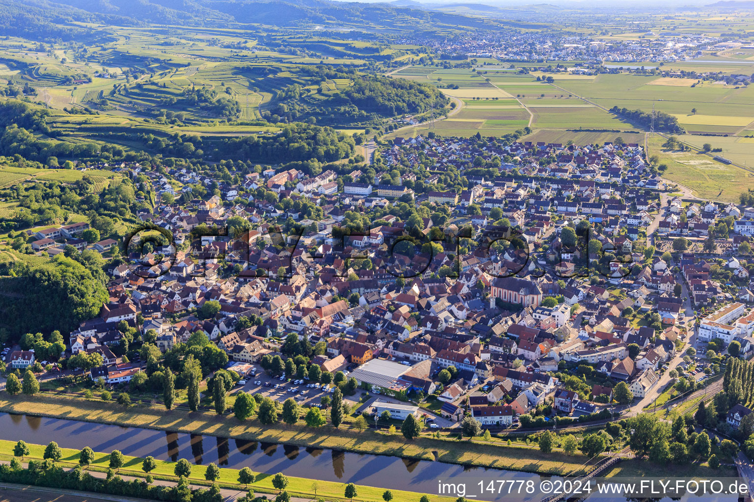 Vue aérienne de Vue de la ville au-delà du canal Léopold depuis l'est à Riegel am Kaiserstuhl dans le département Bade-Wurtemberg, Allemagne