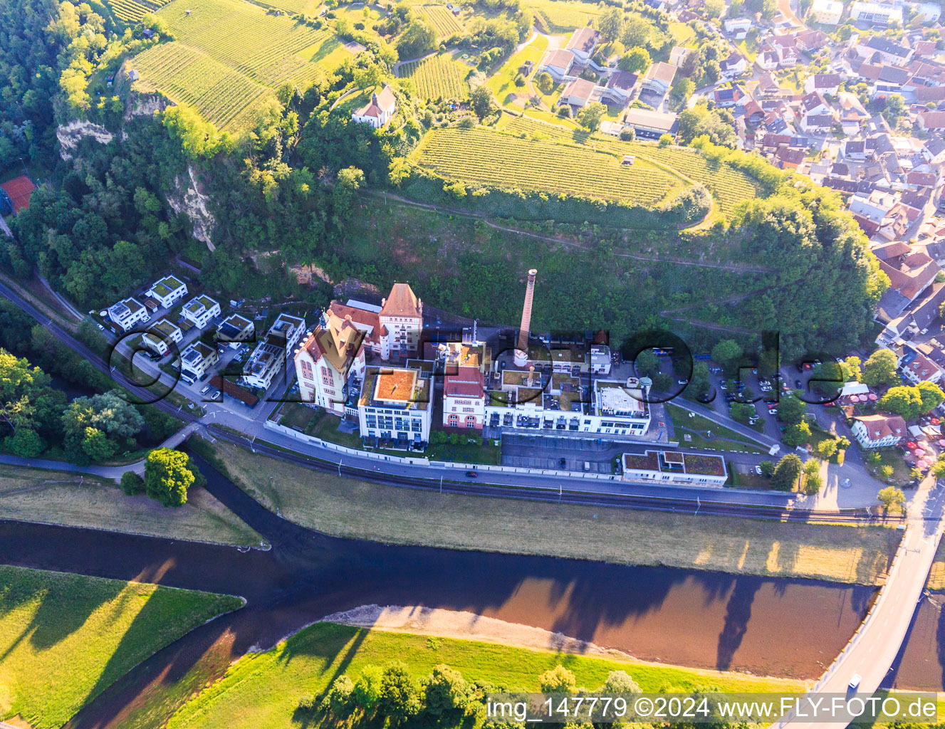 Vue aérienne de Ancienne brasserie Riegeler sur l'Elz avec galerie d'art Messmer et Römerbräu Riegel - Brasserie à Riegel am Kaiserstuhl dans le département Bade-Wurtemberg, Allemagne