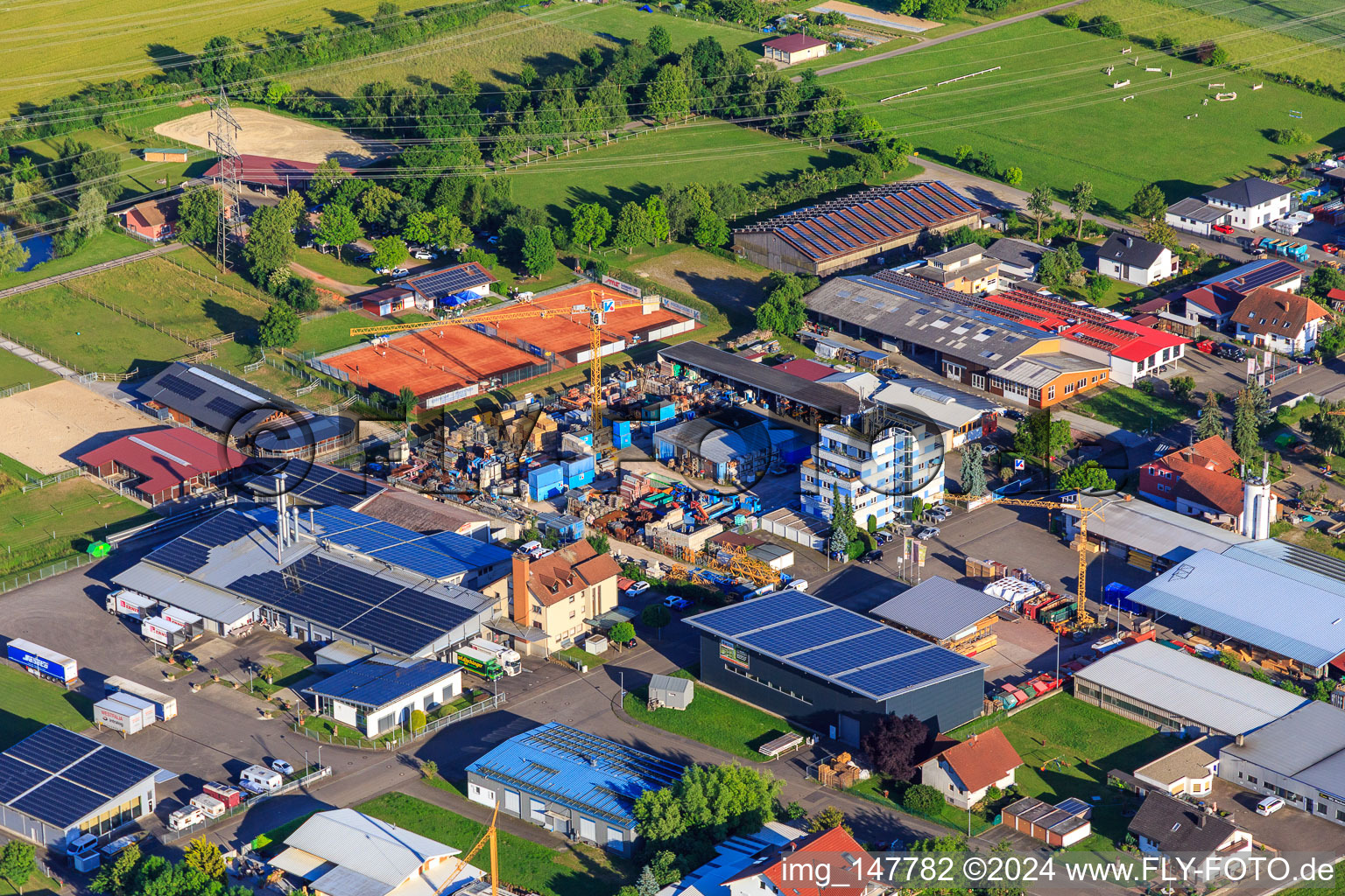 Vue aérienne de Zone industrielle de Schochenwinkel avec Bergmann Elektrosysteme GmbH, Koch - Voegele GmbH et BST Rinklin GmbH à Bahlingen am Kaiserstuhl dans le département Bade-Wurtemberg, Allemagne
