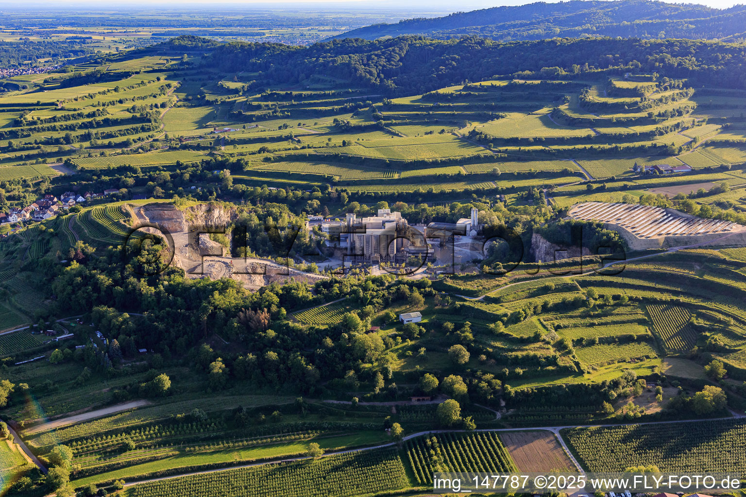 Vue aérienne de Carrière Bötzingen de HANS G. HAURI KG Mineralstoffwerke à le quartier Oberschaffhausen in Bötzingen dans le département Bade-Wurtemberg, Allemagne