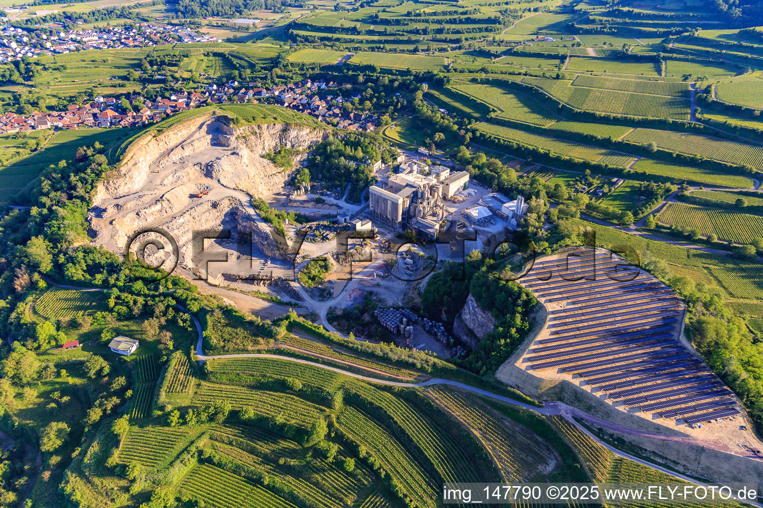 Vue aérienne de Carrière Bötzingen de HANS G. HAURI KG Mineralstoffwerke à le quartier Oberschaffhausen in Bötzingen dans le département Bade-Wurtemberg, Allemagne