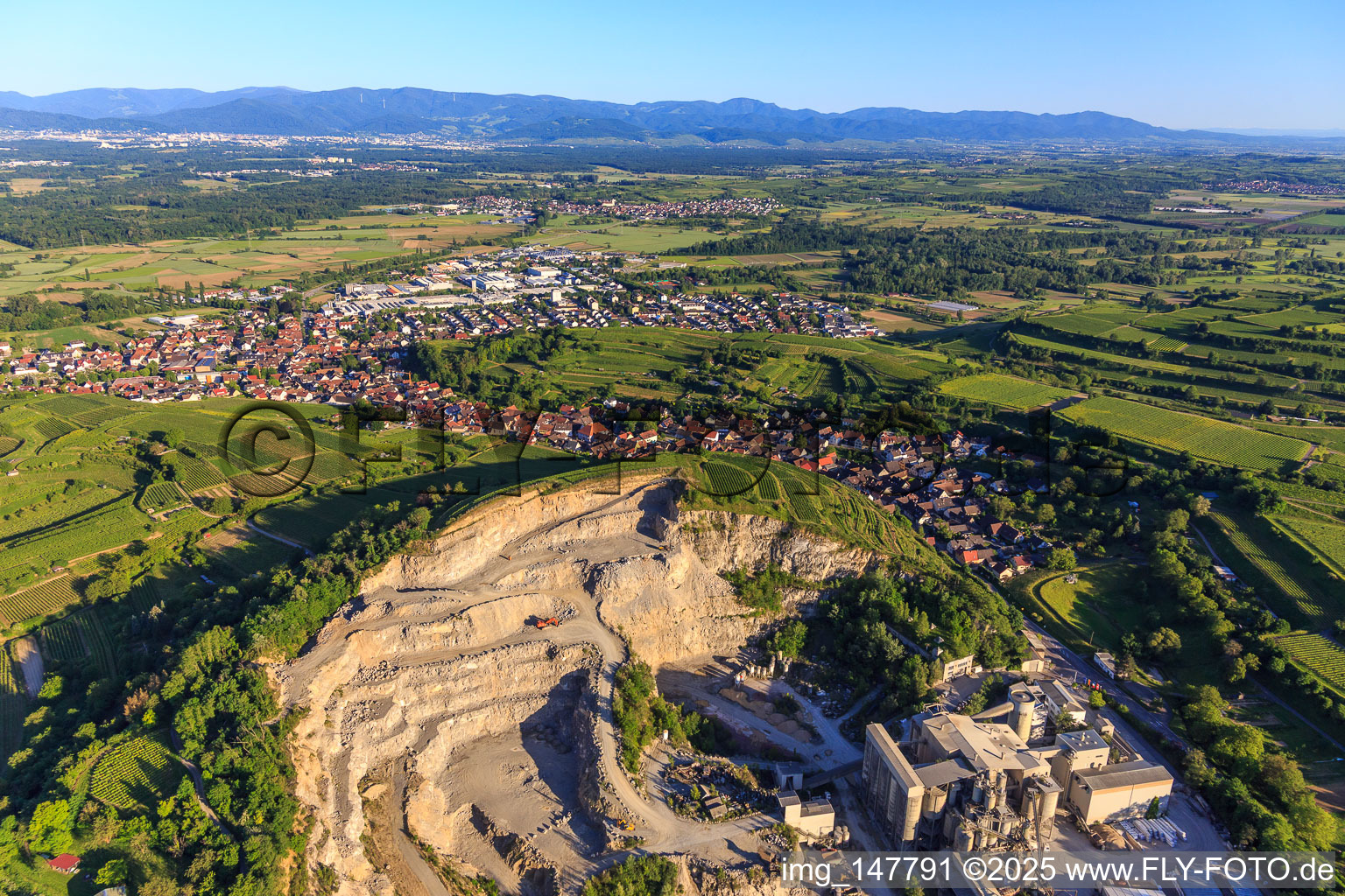 Photographie aérienne de Carrière Bötzingen de HANS G. HAURI KG Mineralstoffwerke à le quartier Oberschaffhausen in Bötzingen dans le département Bade-Wurtemberg, Allemagne