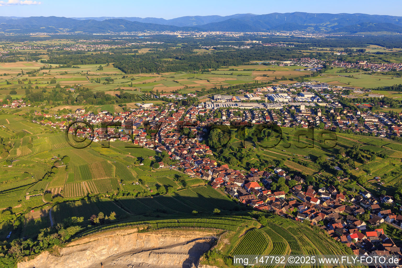 Vue aérienne de Vue du nord à le quartier Oberschaffhausen in Bötzingen dans le département Bade-Wurtemberg, Allemagne