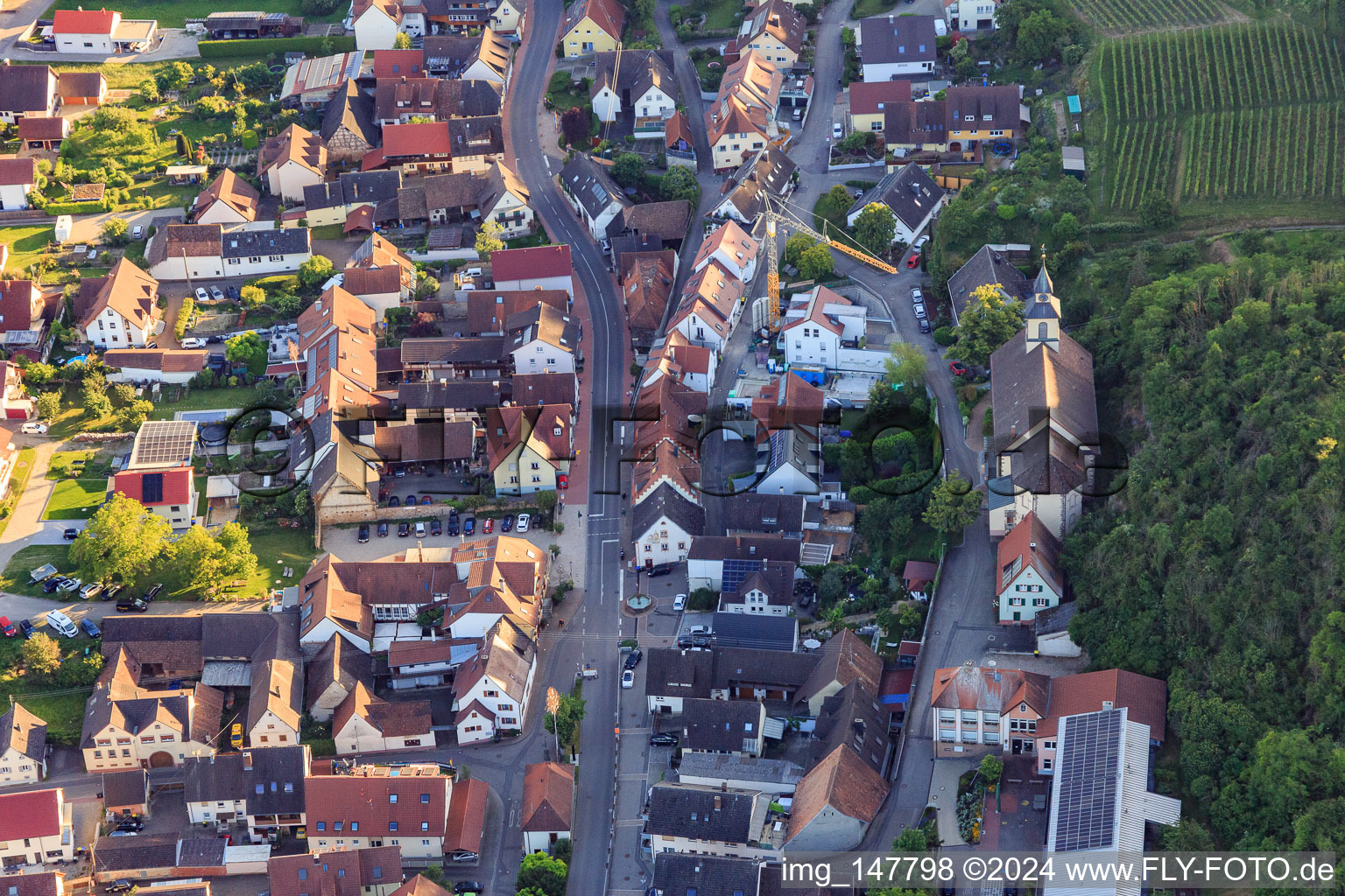 Vue aérienne de Église paroissiale de l'Assomption de Marie à le quartier Wasenweiler in Ihringen dans le département Bade-Wurtemberg, Allemagne