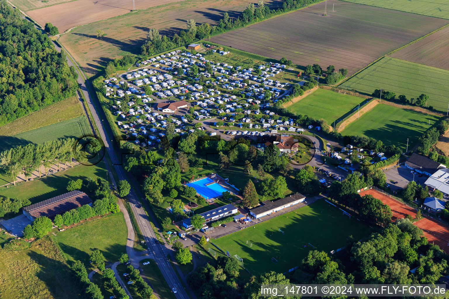 Vue aérienne de Kaiserstuhl Camping et Kaiserstuhlbad à Ihringen dans le département Bade-Wurtemberg, Allemagne
