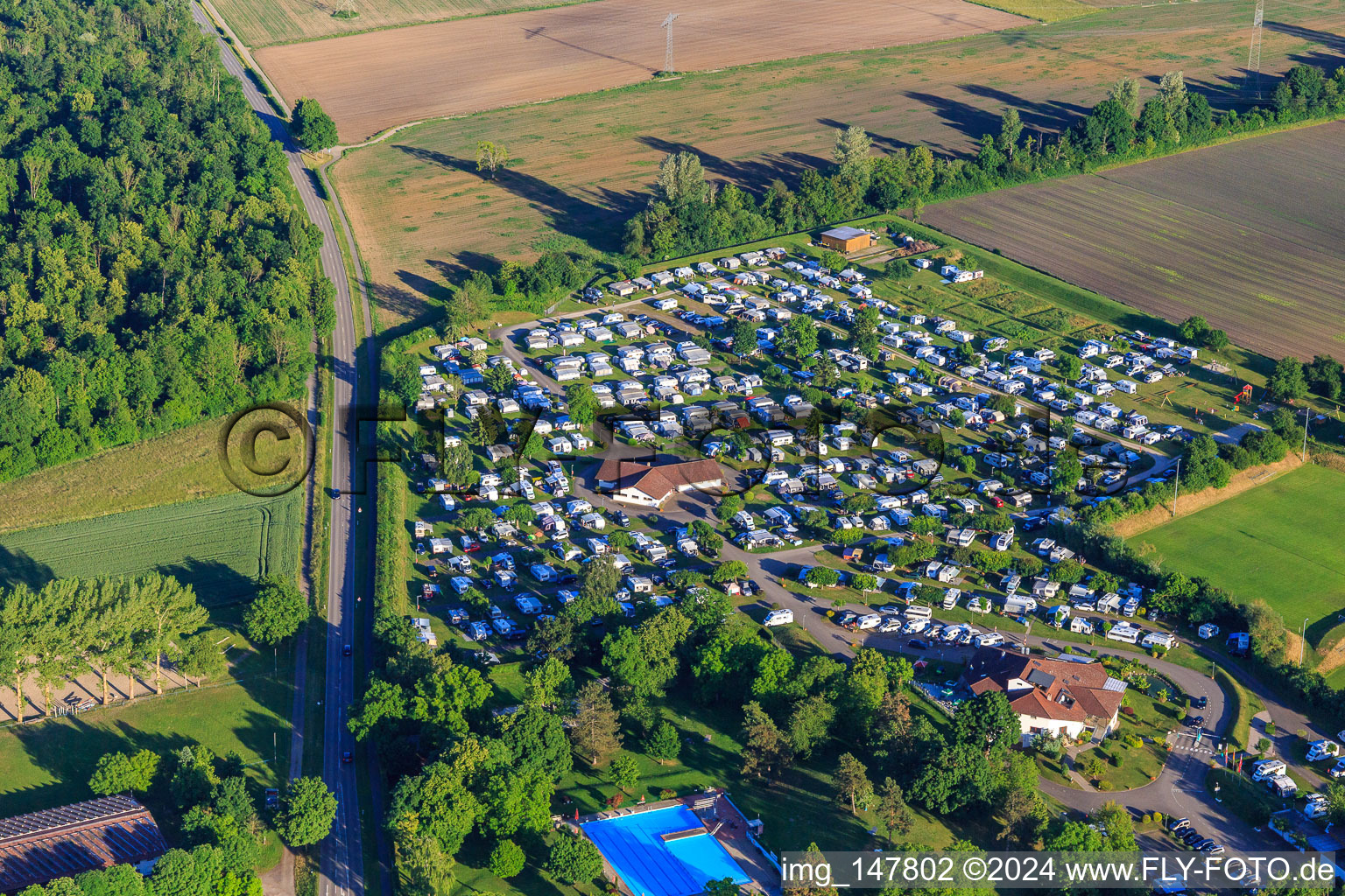 Vue aérienne de Kaiserstuhl Camping et Kaiserstuhlbad à Ihringen dans le département Bade-Wurtemberg, Allemagne