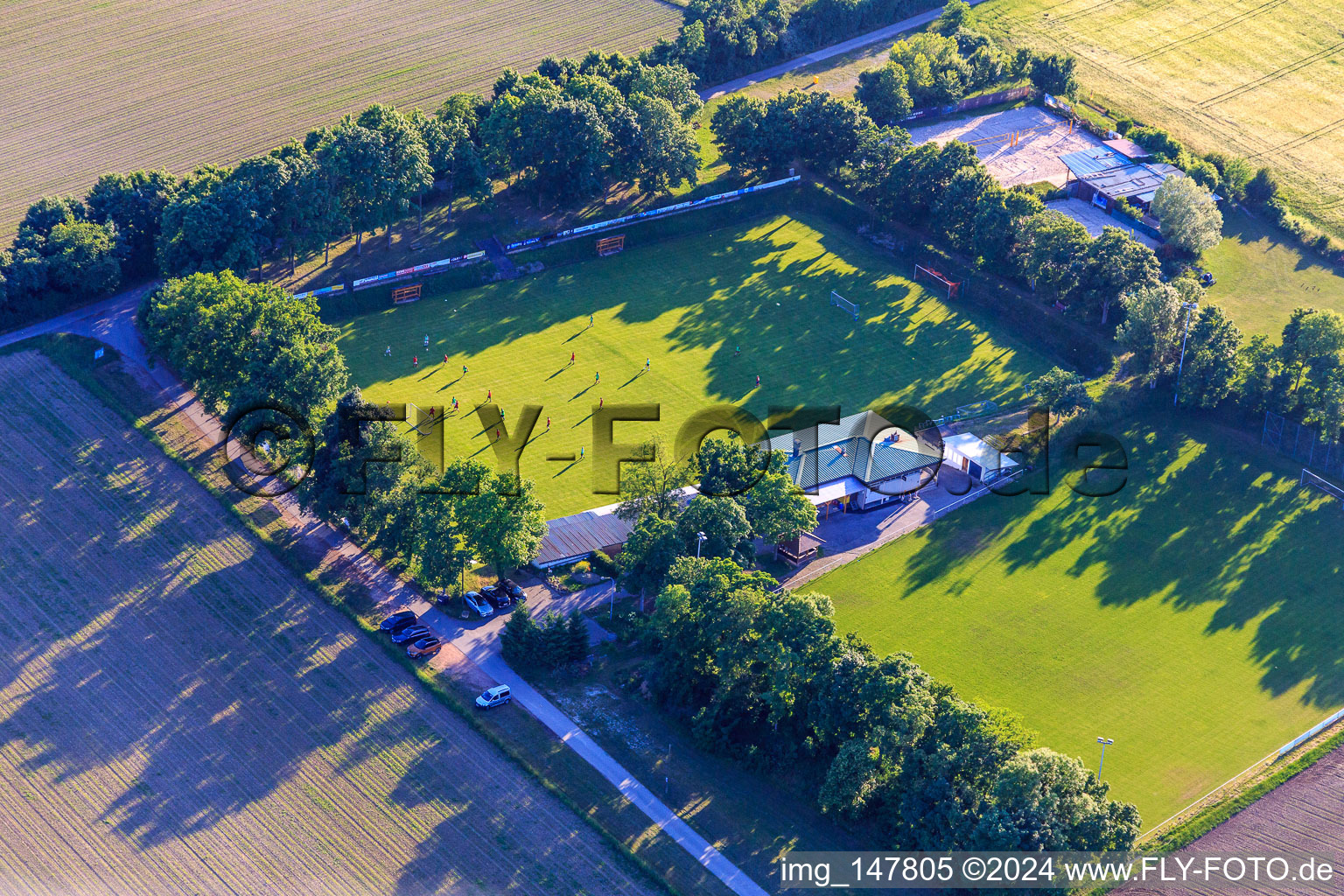 Vue aérienne de Terrain de football du SV Gündlingen à le quartier Gündlingen in Breisach am Rhein dans le département Bade-Wurtemberg, Allemagne