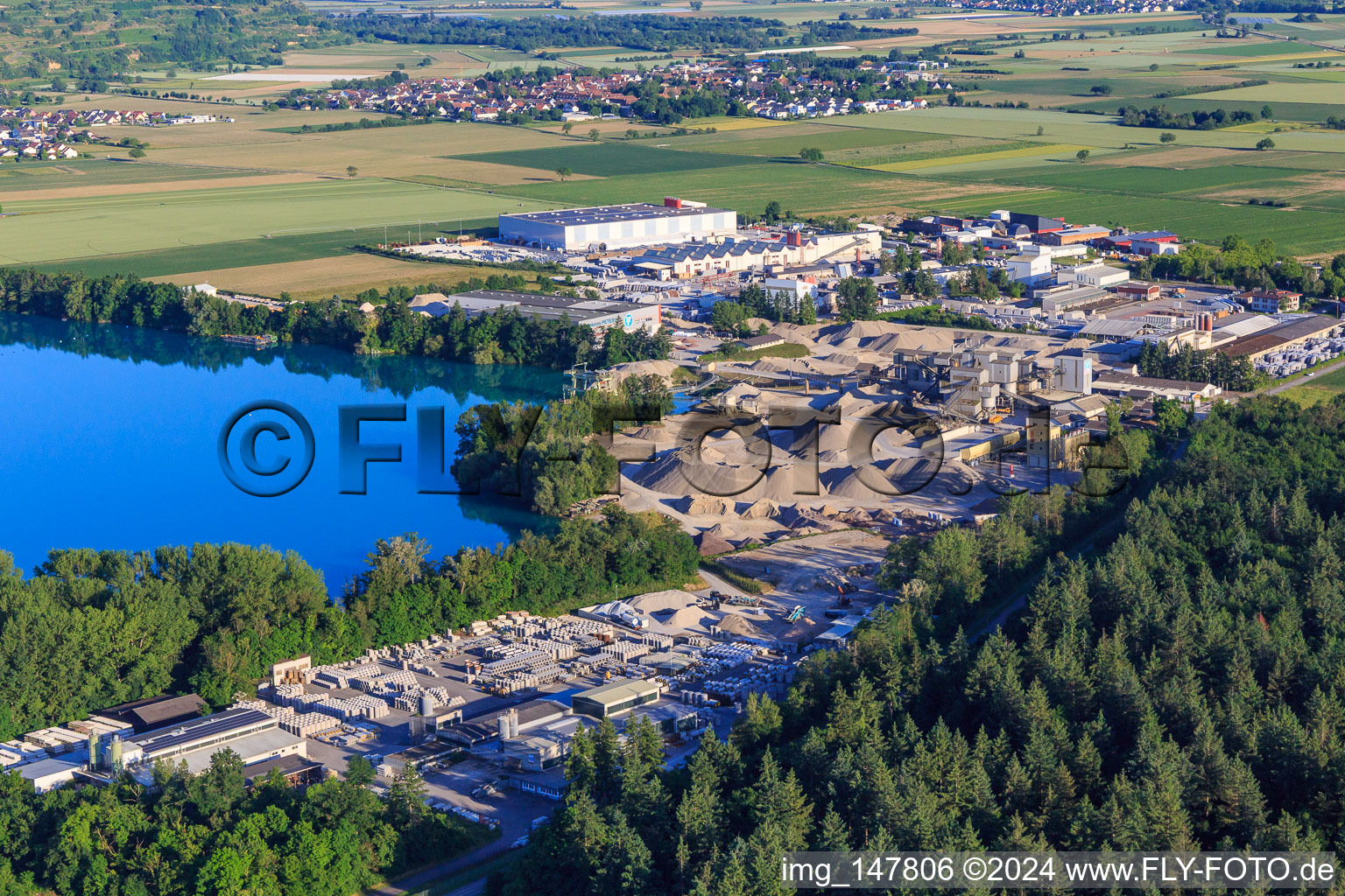 Vue aérienne de Gravière Rimsinger Baggersee / Niederrimsingen avec Betonwerk Müller GmbH & Co. KG, P & S-Beton GmbH & Co. KG et H+H Kalksandstein GmbH à le quartier Oberrimsingen in Breisach am Rhein dans le département Bade-Wurtemberg, Allemagne