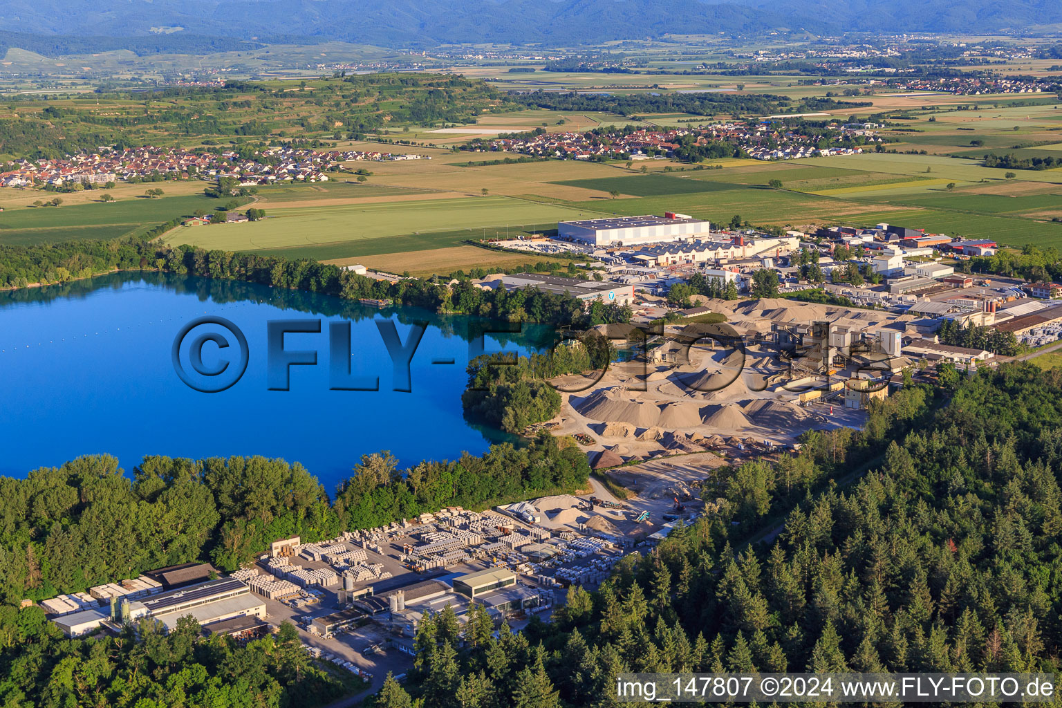 Vue aérienne de Gravière Rimsinger Baggersee / Niederrimsingen avec Betonwerk Müller GmbH & Co. KG, P & S-Beton GmbH & Co. KG et H+H Kalksandstein GmbH à le quartier Oberrimsingen in Breisach am Rhein dans le département Bade-Wurtemberg, Allemagne