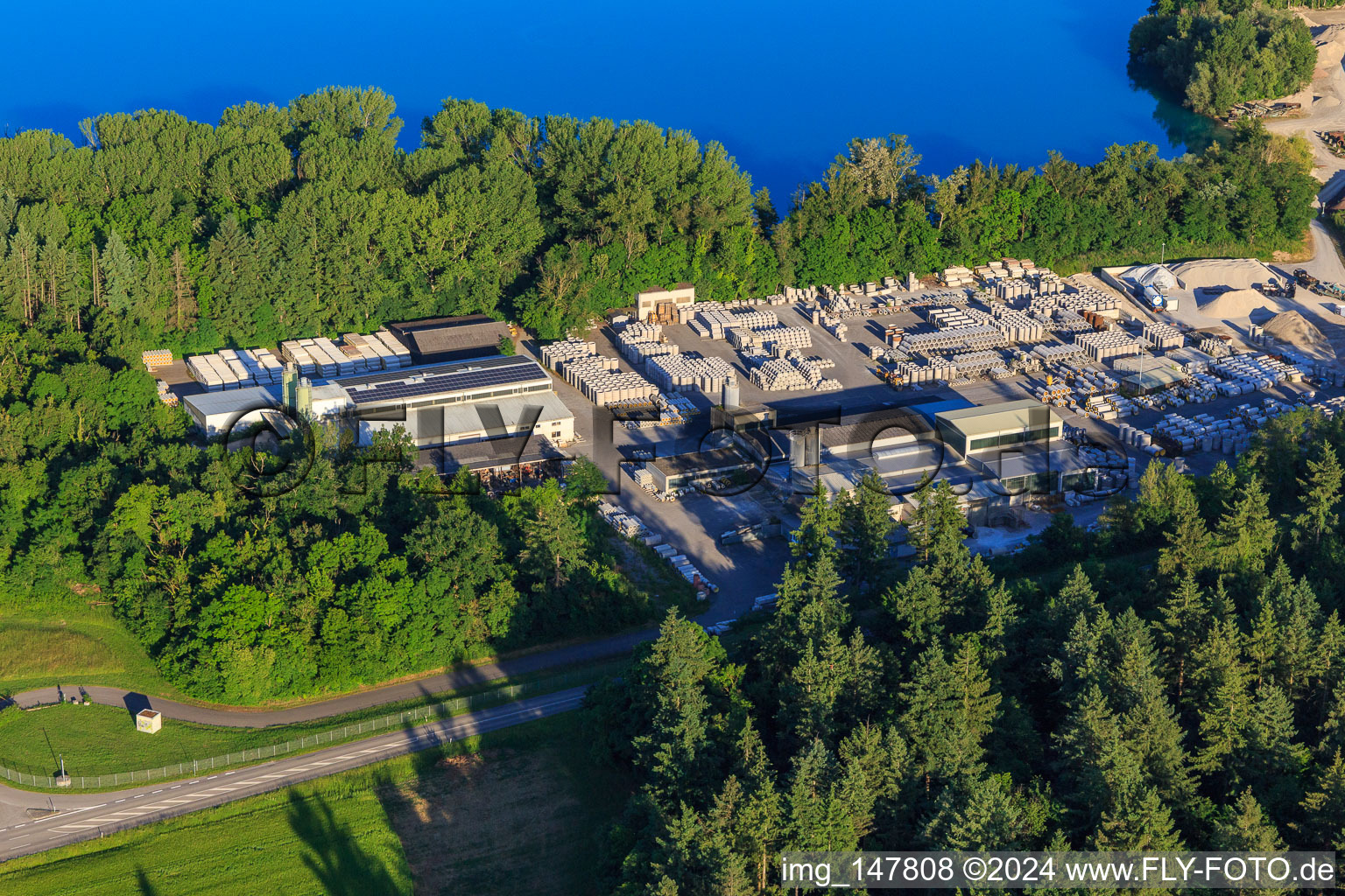 Vue aérienne de Lac de carrière de Rimsinger / gravière de Niederrimsingen avec Betonwerk Müller GmbH & Co. KG, P & S-Beton GmbH & Co. KG à le quartier Gündlingen in Breisach am Rhein dans le département Bade-Wurtemberg, Allemagne