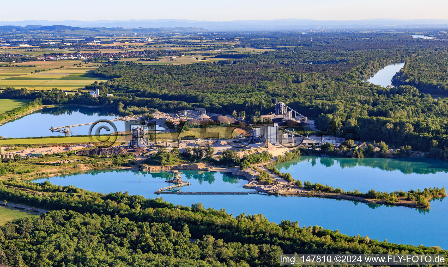 Vue aérienne de Gravière Oberrimsingen avec BAW Breisgauer Asphalt-Mischwerk GmbH & Co. KG et Joos Gravel and Asphalt Plant à le quartier Oberrimsingen in Breisach am Rhein dans le département Bade-Wurtemberg, Allemagne