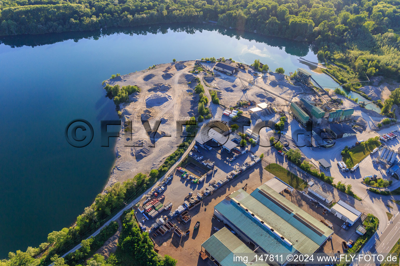 Vue aérienne de Gravière Breisach am Rhein avec MSW Metallhandel Südwest GmbH et Adolf Braun KG usine de gravier et de béton prêt à l'emploi à le quartier Gündlingen in Breisach am Rhein dans le département Bade-Wurtemberg, Allemagne