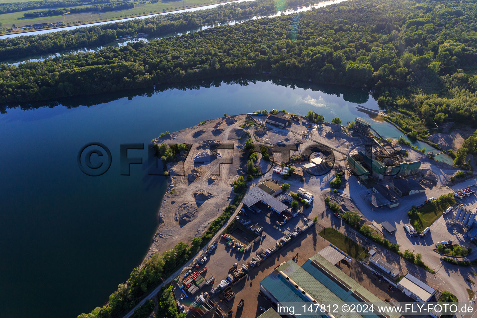 Vue aérienne de Gravière Breisach am Rhein avec MSW Metallhandel Südwest GmbH et Adolf Braun KG usine de gravier et de béton prêt à l'emploi à le quartier Gündlingen in Breisach am Rhein dans le département Bade-Wurtemberg, Allemagne