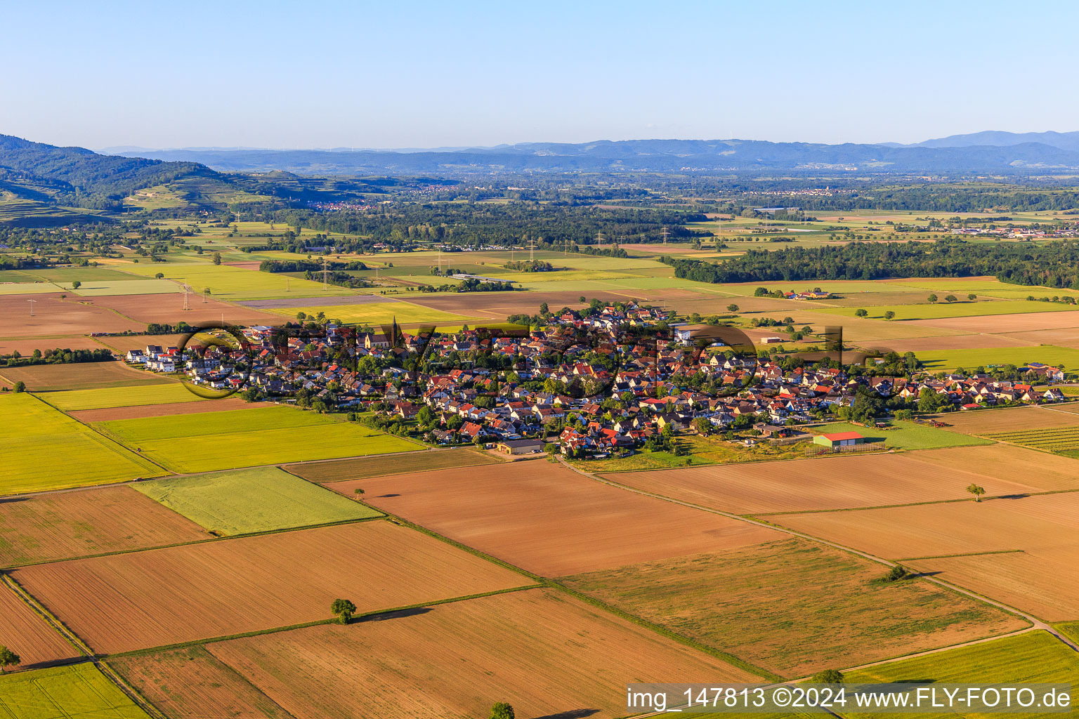 Vue aérienne de Vue du village depuis le sud-ouest à le quartier Gündlingen in Breisach am Rhein dans le département Bade-Wurtemberg, Allemagne