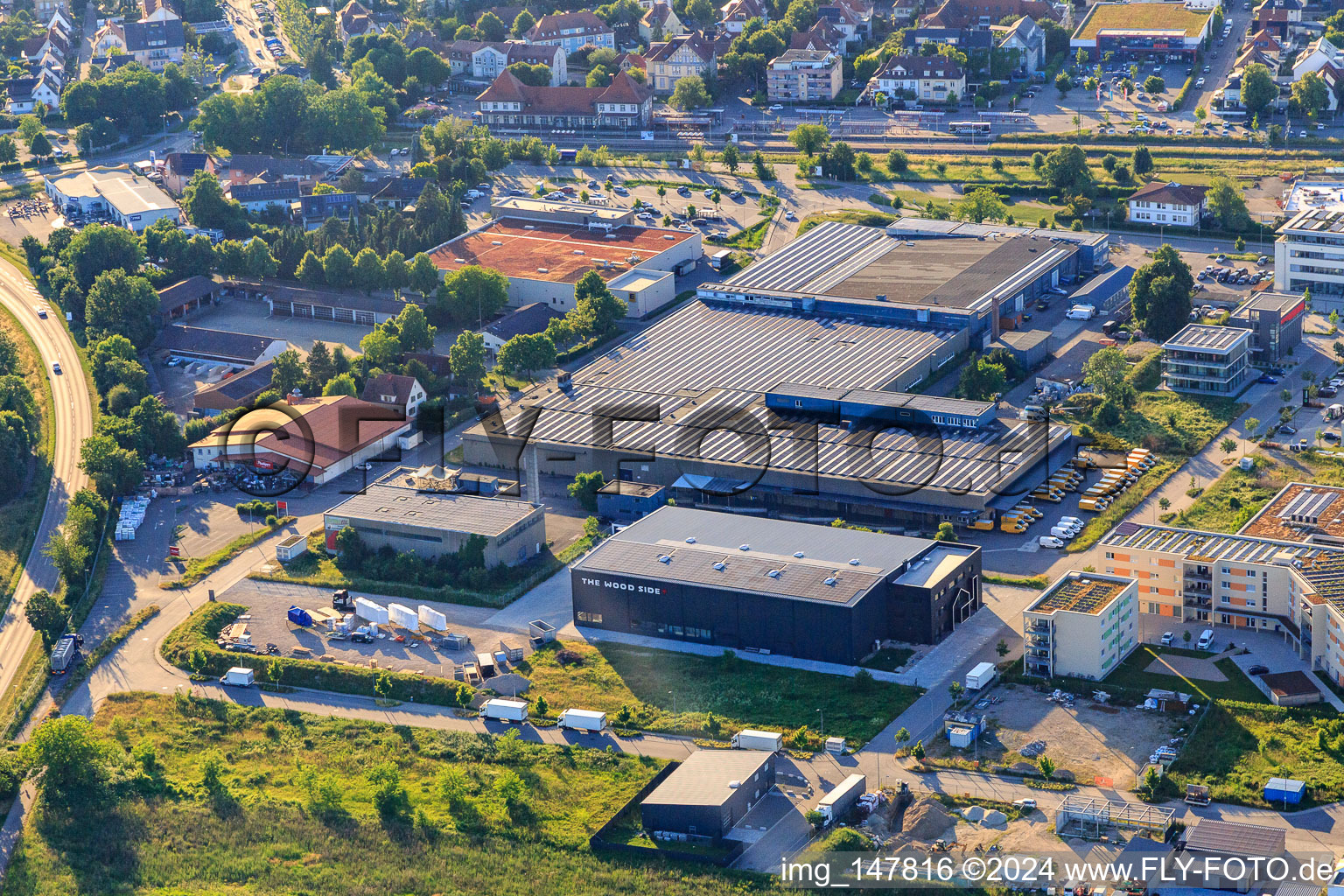 Vue aérienne de LE CÔTÉ BOIS" Holzhaus Fabrik GmbH et zapf Selfstorage à le quartier Hochstetten in Breisach am Rhein dans le département Bade-Wurtemberg, Allemagne