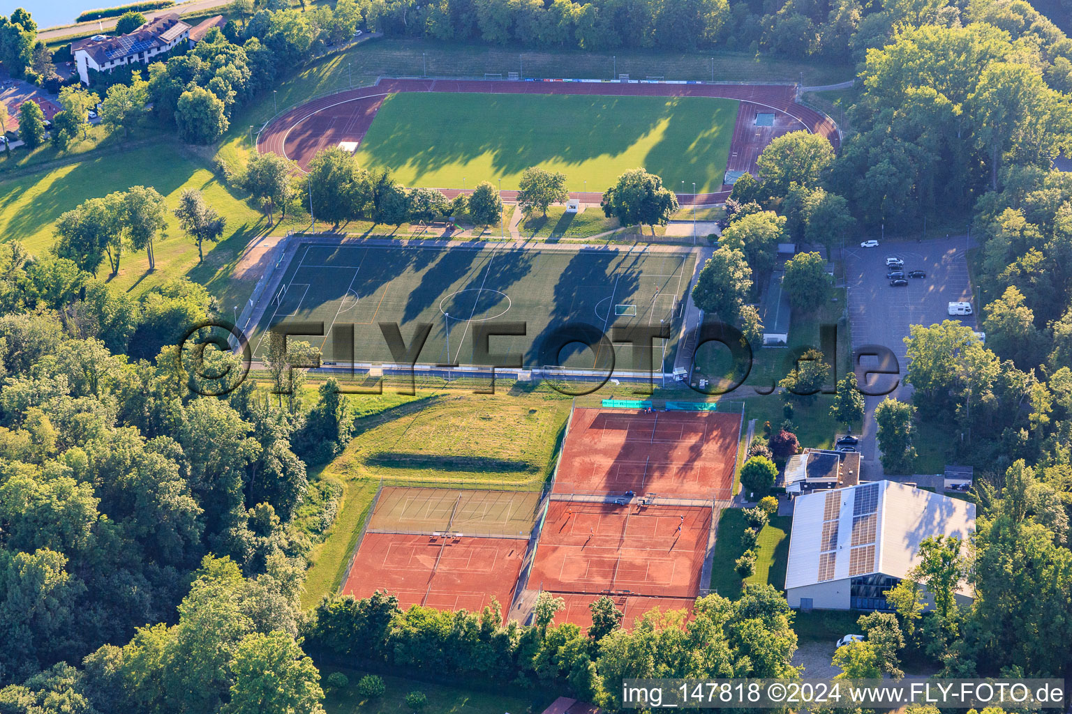 Vue aérienne de Terrains de sport du Tennis Club Breisach eV et du Waldstadion du SV Breisach à Breisach am Rhein dans le département Bade-Wurtemberg, Allemagne