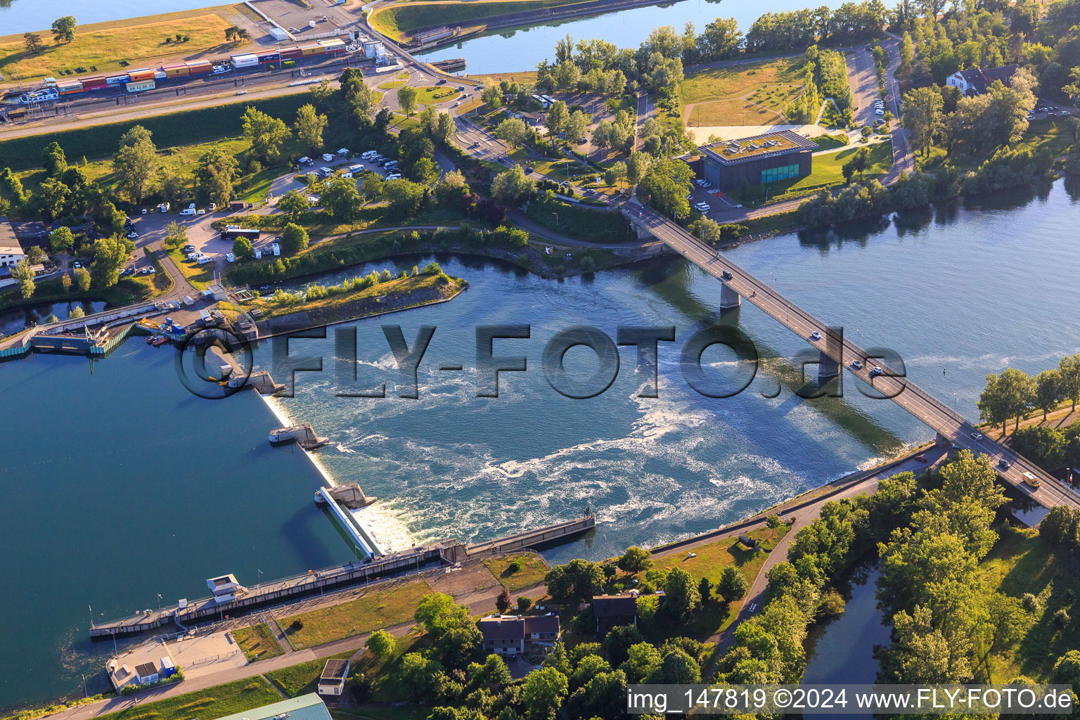 Vue aérienne de Barrage sur le Rhin et pont de la B31 sur le Rhin jusqu'à l'île du Rhin à Breisach am Rhein dans le département Bade-Wurtemberg, Allemagne