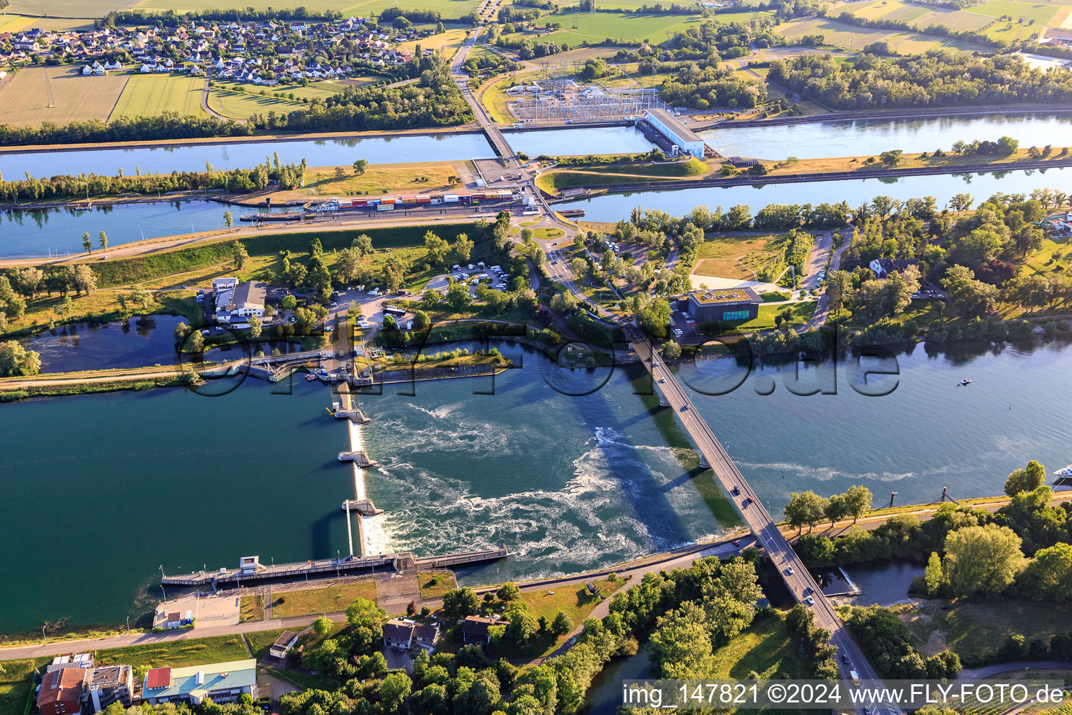 Vue aérienne de Barrage sur le Rhin et pont de la B31 sur le Rhin jusqu'à l'île du Rhin à Breisach am Rhein dans le département Bade-Wurtemberg, Allemagne