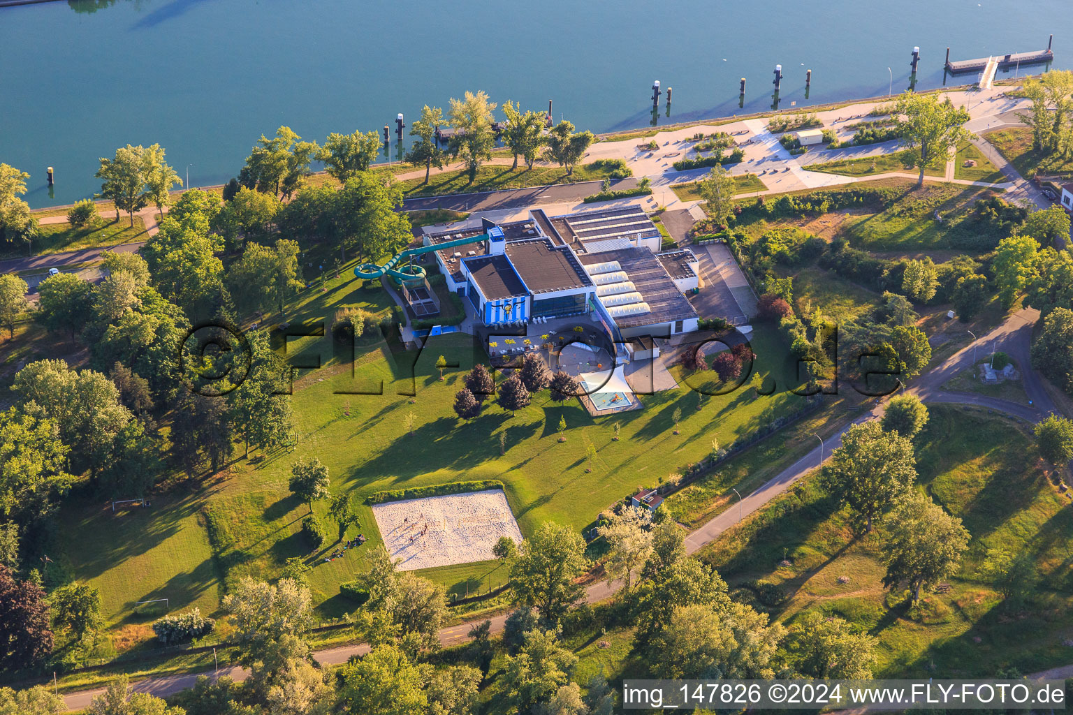 Vue aérienne de Piscine Sirénia à Vogelgrun dans le département Haut-Rhin, France