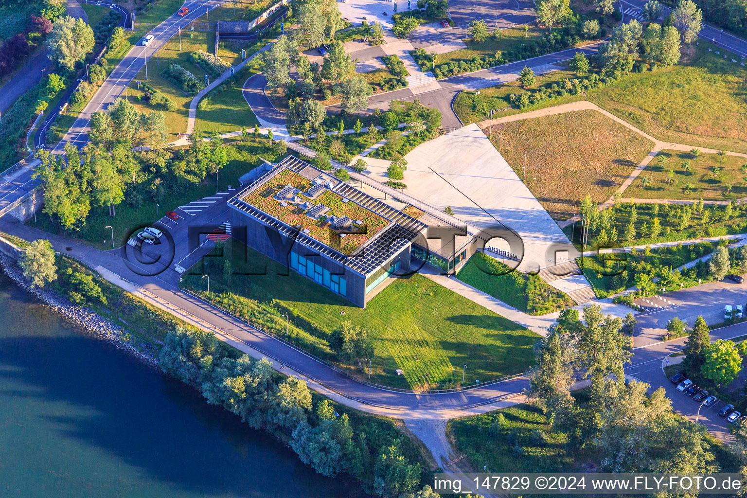 Vue aérienne de Centre culturel Art'Rhena sur l'île du Rhin à Vogelgrun dans le département Haut-Rhin, France