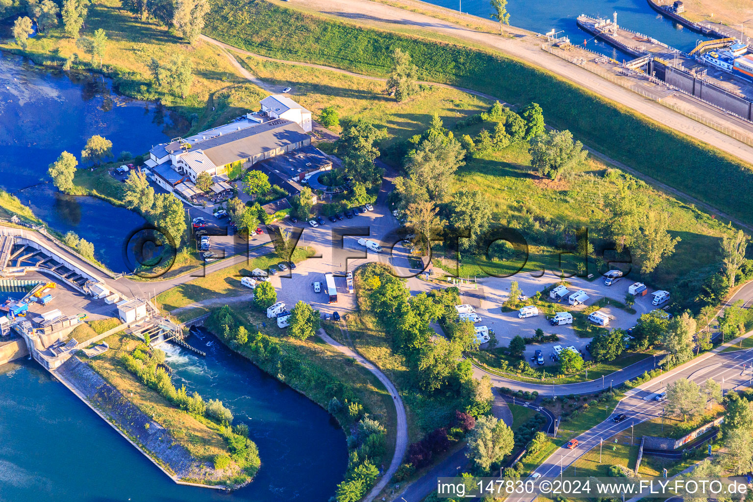 Vue aérienne de Parking Campingcar et Hôtel Le Caballin à Vogelgrun dans le département Haut-Rhin, France