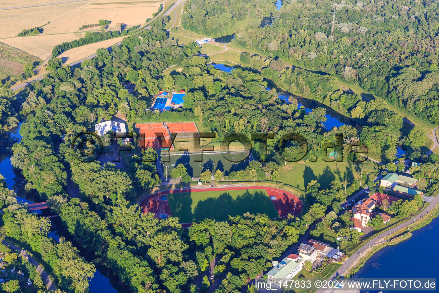 Vue aérienne de Terrains de sport du Tennis Club Breisach eV et du Waldstadion du SV Breisach à Breisach am Rhein dans le département Bade-Wurtemberg, Allemagne